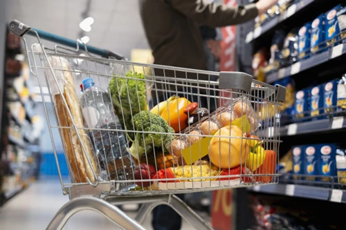 person-shopping-with-face-mask-768x512